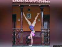 स्विमसूट के बाद आशका गोराडिया ने दिखाए हॉट योगा मूव्स, इंस्टा पर तस्वीरें हो रही हैं वायरल - | Former Bigg Boss contestant Aashka Goradia hot yoga moves raise temperature on Instagram | Latest hot-sexy Photos at Lokmatnews.in