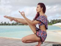 एक टांग पर आशका गोराडिया ने किया योगा, फिटनेस देख आप भी रह जाएगे दंग - | Television Actress Aashka Goradia's Hot and sexy Yoga Poses Goes viral on Instagram | Latest television Photos at Lokmatnews.in