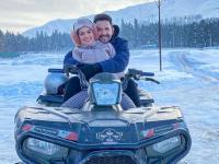 PHOTOS: आदित्य नारायणने शेअर केला पत्नी श्वेता अग्रवालसोबतचा फोटो, काश्मीरमध्ये धमाल करताना दिसले दोघे - Marathi News | Aditya narayan with shweta sgarwal romantic snow bike ride photos goes viral on social media see pics | Latest filmy Photos at Lokmat.com