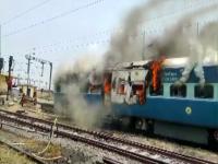 बिहार में अग्निपथ योजना के खिलाफ विरोध-प्रदर्शन चौथे दिन भी जारी, कई वाहनों में आगजनी - | Agnipath scheme protest in bihar continues fourth day bus and truck on fire | Latest india Photos at Lokmatnews.in