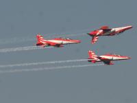 भारतीय वायुसेना की सूर्य किरण और सारंग की टीम ने दिखाए स्टंट, हैरान रह गए देखने वाले, देखें तस्वीरें - | nagpur Indian Air Force Surya Kiran and Sarang amazing people pressing fingers teeth, see photos | Latest india Photos at Lokmatnews.in