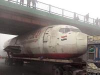 जब पुल के नीचे फंस गया ऐतिहासिक प्लेन, नजारा देखने के लिए जुटी भीड़, देखिए वायरल तस्वीरें - | plane stuck under the bridge viral pics, aircraft west bengal images, hawai jahaj pull ke niche fsa viral photos | Latest weird Photos at Lokmatnews.in