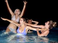 अमांडा सर्नी पर्पल बिकीनी में दोस्तों के साथ पानी में यूं मस्ती करती आईं नजर, तस्वीरें वायरल - | Amanda Cerny Share Photos In purple Bikini On Instagram, Enjoying Holiday With Friends | Latest hollywood Photos at Lokmatnews.in