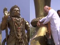 अमित शाह ने बजरंगबली की 54 फीट ऊंची प्रतिमा का किया अनावरण, देखें तस्वीरें - | Amit Shah unveils 54 feet tall statue of Lord Hanuman at Sarangpur temple in Botad district on Hanuman Jayanti | Latest india Photos at Lokmatnews.in