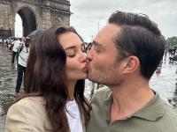 एमी जैक्सन की लिपलॉक फोटो वायरल, गेटवे ऑफ इंडिया के सामने बॉयफ्रेंड को किया किस - | Amy Jackson Kiss Photo with Ed Westwick at gateway of india see photos | Latest bollywood Photos at Lokmatnews.in