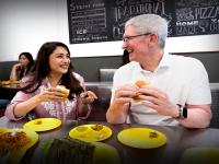 Apple CEO 'टिम कुक' ने माधुरी दीक्षित के साथ खाया वड़ा पाव, देखें फोटो - | Apple CEO Tim Cook day out in Mumbai eat vada pav with madhuri dixit | Latest business Photos at Lokmatnews.in