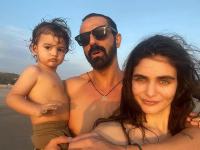 अर्जुन रामपालने प्रेयसी आणि मुलासोबत शेअर केले फोटो, फोटो पाहून तुम्ही देखील पडाल त्याच्या मुलाच्या प्रेमात - Marathi News | Arjun Rampal having fun with girlfriend Gabriella and his son on beach | Latest filmy Photos at Lokmat.com
