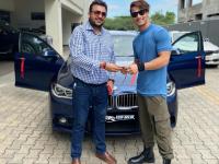 आसिम रियाज ने खरीदी करोड़ों की अपनी ड्रीम कार, सोशल मीडिया पर शेयर की Photo - | asim riaz bmw 5 series car | Latest television Photos at Lokmatnews.in