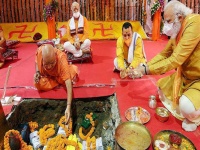 Ayodhya Ram Mandhir Boomi Pujan में PM Modi ने चढ़ाया चांदी का कलश, योगी-भागवत ने सोने का सिक्का