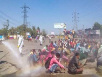 यूपी में योगी सरकार प्रवासी मज़दूरों को केमिकल से साफ कर रही है