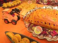 लखनऊ में होली से पहले सजी मिठाई की दुकानें, 'बाहुबली' और 'भगवा गुजिया' की जबर्दस्त मांग - | Bhagwa Gujiya in Lucknow before holi bhagwa gujiya on demand | Latest india Photos at Lokmatnews.in