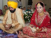 शादी के बंधन में बंधे पंजाब के मुख्यमंत्री भगवंत मान, देखें शादी की तस्वीरें - | Bhagwant Mann Wedding with Dr Gurpreet see wedding album pics | Latest india Photos at Lokmatnews.in