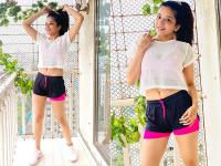 भोजपुरी एक्‍ट्रेस मोनालिसा ने शेयर की व्‍हाइट टॉप और शॉट्स में फोटो, जमकर दिए पोज, देखें तस्वीरें - | Bhojpuri Actress Monalisa Sizzling Short Dress gym photos goes viral | Latest bhojpuri Photos at Lokmatnews.in