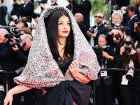 Cannes 2023: ऐश्वर्या राय बच्चन का रॉयल लुक वायरल, ब्लैक मेटालिक गाउन में दिखा स्टाइलिश अंदाज - | Cannes 2023 Aishwarya Rai Bachchan in black metallic gown see pics | Latest bollywood Photos at Lokmatnews.in