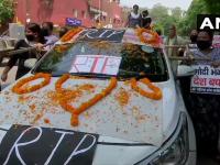 पेट्रोल-डीजल की बढ़ती कीमतों का विरोध, चंडीगढ़ में निकली कार की अर्थी, देखें तस्वीरें - | Petrol Diesel price hike Chandigarh mahila congress protest see pics | Latest india Photos at Lokmatnews.in