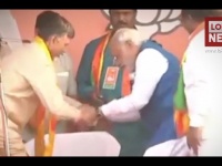 Chandra Babu को जबरन पकड़कर बिठाते Narendra Modi का Viral Video