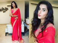 साडीत इतकी सुंदर दिसते अभिनेत्री सुष्मिता सेनची वहिनी चारू असोपा, See Pics - Marathi News | Charu asopa glamorous traditional photos goes viral on social media | Latest filmy Photos at Lokmat.com