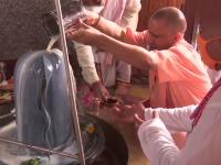 Sawan Somvar 2020: मुख्यमंत्री योगी आदित्यनाथ ने किया भगवान शिव का रुद्राभिषेक, सावन के पहले सोमवार को की पूजा अर्चना, देखें तस्वीरें | cm yogi adityanath rudrabhishek of lord shiva on sawan first monday see photos | Latest politics Photos at Lokmatnews.in