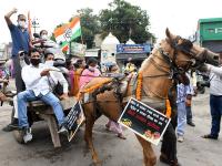 पेट्रोल-डीजल को लेकर कांग्रेस का प्रदर्शन, बैलगाड़ी पर बैठकर निकाला जुलूस, see pics - | congress protest on bullock cart again petrol and diesel price hike see viral photos | Latest india Photos at Lokmatnews.in