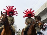 Photos: 'कोरोना हेलमेट' पहने दिखी हैदराबाद पुलिस, लोगों को दिया ये खास मैसेज - | Hyderabad Police wear Coronavirus helmets to scare residents into lockdown | Latest india Photos at Lokmatnews.in