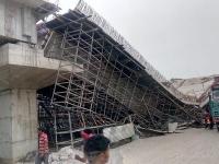 योगी राज में ढहा एक और फ्लाईओवर, चार लोग घायल, देखें तस्वीरें - | Another flyover collapse in Yogi Adityanath's state Uttar Pradesh National Highway 28, View Pics | Latest india Photos at Lokmatnews.in
