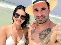 पति और दोस्तों के साथ छुट्टियां मना रही हैं सनी लियोनी, शेयर की समुंदर किनारे की हॉट तस्वीरें - | Sunny Leone on vacation with husband, share hot beach pictures | Latest hot-sexy Photos at Lokmatnews.in