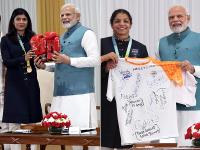 पीएम मोदी ने कॉमनवेल्थ गेम्स के विजेताओं से की मुलाकात, कहा- 'भारतीय खेलों का स्वर्णिम काल दस्तक दे रहा है' - | PM Modi meets the winners of Commonwealth Games said Golden era of Indian sports | Latest india Photos at Lokmatnews.in