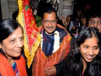 दिल्ली चुनाव: से पहले अरविंद केजरीवाल पहुंचे हनुमान मंदिर, लिया बजरंगबली का आशीर्वाद, देखें तस्वीरें - | Delhi vidhan sabha chunav before voting Arvind Kejriwal reached hanuman temple connaught place see pics and images | Latest india Photos at Lokmatnews.in