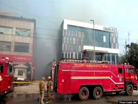 Delhi Peeragarhi Fire: पीरागढ़ी में फैक्ट्री में लगी भीषण आग, धमाके के साथ गिरी बिल्डिंग, देखें तस्वीरें - | Delhi peeragarhi fire broke out building collapse fire brigade rescue operation images photos | Latest india Photos at Lokmatnews.in