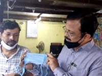 Dharavi की झुग्गियों से 250 में PPE Kit खरीदकर 2000 रुपये में बेच रहे मुनाफाखोर