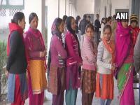 बिहार विधानसभा चुनाव: 71 सीट पर मतदान, जोश के साथ लोग डाल रहे वोट, see pics - | Bihar assembly elections voting 71 seats Indo-Tibetan Border Police (ITBP) jawans help images viral see pics | Latest india Photos at Lokmatnews.in