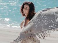 एली अवराम दिसली समुद्र किनारी धावताना, तिच्या ग्लॅमरस अदांवर भाळले चाहते - Marathi News | Elli Avram Beach Sizzling pics goes viral on social media in 2021 see photos | Latest filmy Photos at Lokmat.com