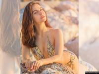 एली अवराम ने इंस्टाग्राम पर शेयर की बिकीनी तस्वीर, फैंस बोले लुकिंग हॉट - | Ex-Bigg Boss contestant Elli Avram Goes Bold With Bikini Photos on Instagram Pics goes viral | Latest hot-sexy Photos at Lokmatnews.in