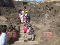 अमेजन के सीईओ जेफ बेजोस ने परिवार संग उठाया एलोरा की गुफाओं का लुत्फ, देखें तस्वीरें - | Jeff Bezos, founder and CEO of Amazon, the world's richest man visit ajanta ellora | Latest india Photos at Lokmatnews.in