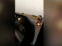 आगरा-लखनऊ एक्सप्रेसवे पर चलती बाइक में लगी आग, यूपी पुलिस ने बचाई लोगों की जान
