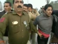 Shaheen Bagh Firing: फायरिंग करने वाला गिरफ्तार, शख्स ने 'जय श्री राम' के लगाए नारे, देखें तस्वीरें - | firing at shaheen bagh shooter custody in delhi police man shouted jai shri ram see images and photos | Latest india Photos at Lokmatnews.in