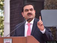 अडाणी समूह 2 कंपनियों के शेयर बेचकर 21,000 करोड़ रुपये जुटाएगा - | Adani to raise Rs 21000 crore from share sale in two group | Latest business Photos at Lokmatnews.in