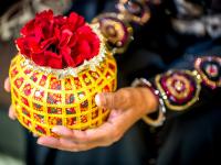 Pics: शादी के सीजन में अपने दोस्तों को इन 10 बेस्ट बज़ट गिफ्ट्स से करें सरप्राइज - | Photos: 10 Unique and Best Budget Gifts Ideas For Friends Wedding | Latest fashion-beauty Photos at Lokmatnews.in