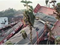 मालगाड़ी पटरी पर खड़ी दूसरी मालगाड़ी से टकराई, 18 डिब्बे पटरी से उतरे,  हावड़ा-मुंबई रेल मार्ग पर बाधित, देखें तस्वीरें - | Chhattisgarh engine Goods train collided stationary train 18 coaches derailed Howrah-Mumbai rail route disrupted see photos | Latest india Photos at Lokmatnews.in