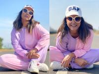 हिना खानने चक्क रस्त्यावर बसून केले फोटोशूट - Marathi News | Hina Khan Purple dress photos goes viral on social media | Latest filmy Photos at Lokmat.com