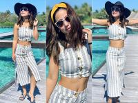 हिना खान ने फैमिली संग शेयर की ग्लैमरस तस्वीरें, मालदीव में यूं मना रहीं छुट्टियां - | TV Hot Personality Hina Khan enjoy holiday in Maldives with her family, View Bold Pics | Latest television Photos at Lokmatnews.in