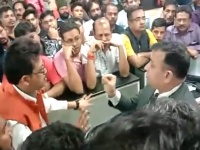 Delhi के IGI Airport पर Flight late होने से Passengers का हंगामा, देखिए जोरदार बहस का वीडियो
