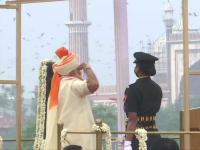 Independence Day 2020: पीएम मोदी ने लाल किले पर फहराया तिरंगा, देखें तस्वीरें - | Independence Day 2020 pm narendra modi unfurls the national flag at red fort see pics | Latest india Photos at Lokmatnews.in