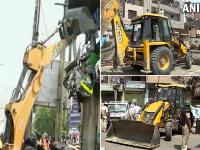 जहांगीरपुरी में बुलडोजर पर सुप्रीम कोर्ट ने लगाया ब्रेक, देखे MCD की कार्रवाई की तस्वीरे - | delhi jahangirpuri mcd action in illegal buildings Supreme Court orders status quo on demolition see pictures of MCD action | Latest india Photos at Lokmatnews.in