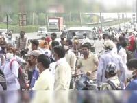 दिल्ली-गुरुग्राम रूट संग दिल्ली-यूपी बॉर्डर पर ट्रैफिक जाम, बढ़ते कोरोना पॉजिटिव मामलों के कारण राज्यों ने बंद की सीमाएं - | Traffic congestion at Delhi-Gurugram border and Delhi-Ghaziabad border | Latest india Photos at Lokmatnews.in
