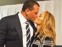 जेनिफर लोपेज ने मंगेतर एलेक्स रोड्रिगेज को किया किस, इंस्टा पर तस्वीर हुई वायरल - | Jennifer Lopez Kiss Her Fiance Alex Rodriguez, Pics Goes Viral On Instagram | Latest hollywood Photos at Lokmatnews.in