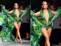 जेनिफर लोपेज ने ग्रीन गाउन पहन की रैंप वॉक, 19 साल पहले भी इस तरह की ड्रेस में बिखेरा था जलवा - | Jennifer Lopez Walks at Milan Fashion Week, Her Sexy and Bold Look in Iconic green gown Goes Viral On Internet | Latest hollywood Photos at Lokmatnews.in