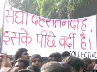 JNU Protest: जेएनयू गेट पर विरोध प्रदर्शन जारी, भारी पुलिस बल तैनात, देखें तस्वीरें - | JNU students Protest continues at JNU campus Gate heavy police force deployed, see photos | Latest india Photos at Lokmatnews.in