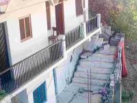 Joshimath: जोशीमठ में असुरक्षित भवनों को गिराने का काम शुरू - | Joshimath Sinking Demolition of unsafe buildings started in joshimath | Latest india Photos at Lokmatnews.in