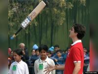 Photos: क्रिकेट दिग्गजों को देख ग्राउंड पर ऐसे बैट उछालने लगे कनाडा के PM जस्टिन ट्रूडो - | Canada PM Justin Trudeau plays cricket with Kapil Dev, Mohammad Azharuddin in Delhi | Latest cricket Photos at Lokmatnews.in